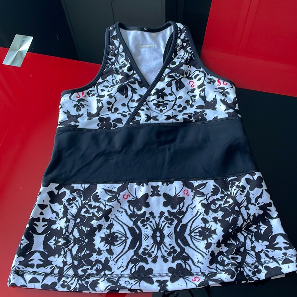 Lululemon black/white top, size 4